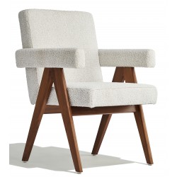 Cadeira Compass com braços em madeira de teca e tecido bouclé